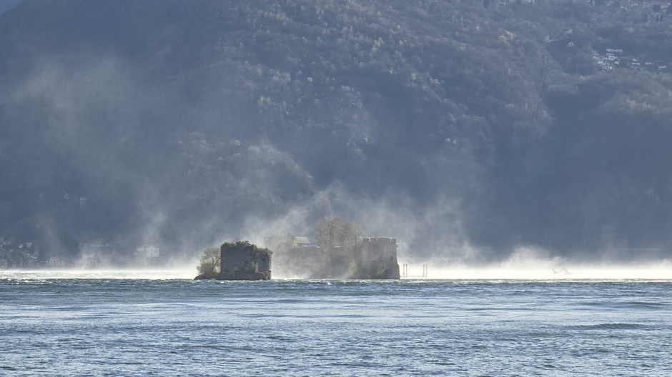 Vento forte: sospesi i battelli nell’alto lago, regolari i traghetti